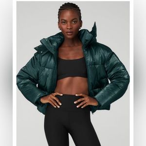 Alo - Pearlized Pristine Puffer Jacket in beautiful midnight green color!
